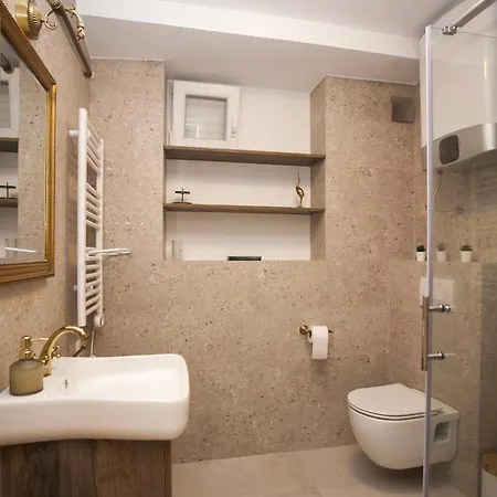 Jon Apartment *